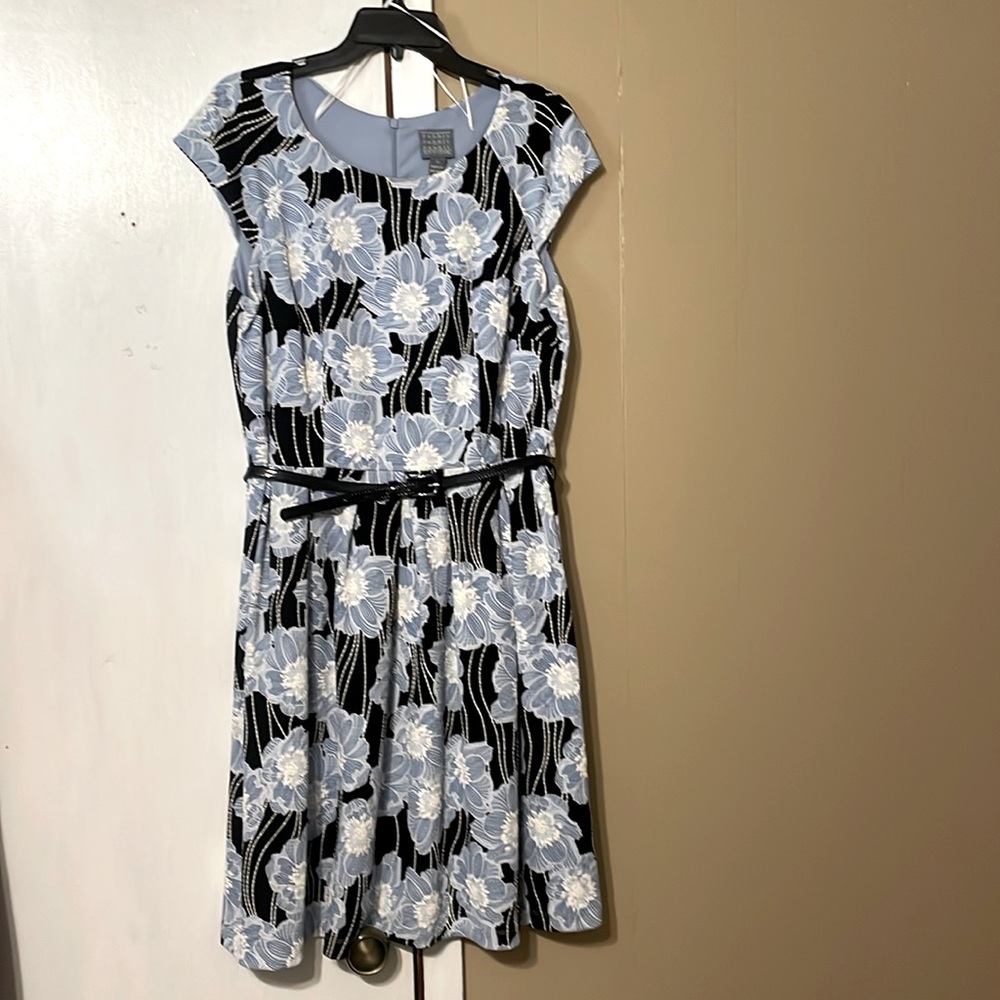 Beautiful blue & white dress size 14 in perfect condition.